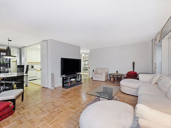 3rd image of 118 E 60th St APT 26G