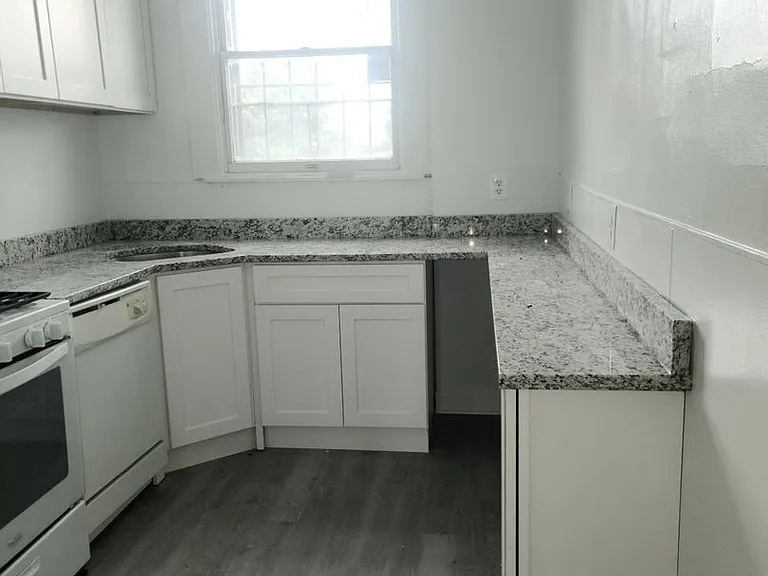 2806 Saint Paul St — Photo 12