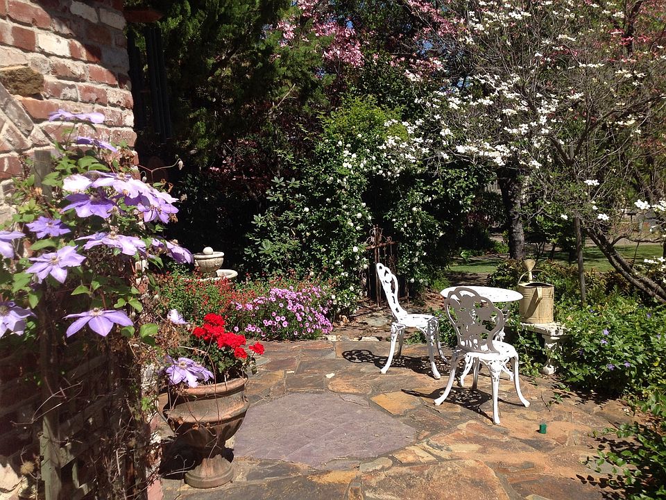Front entry, with flagstone 