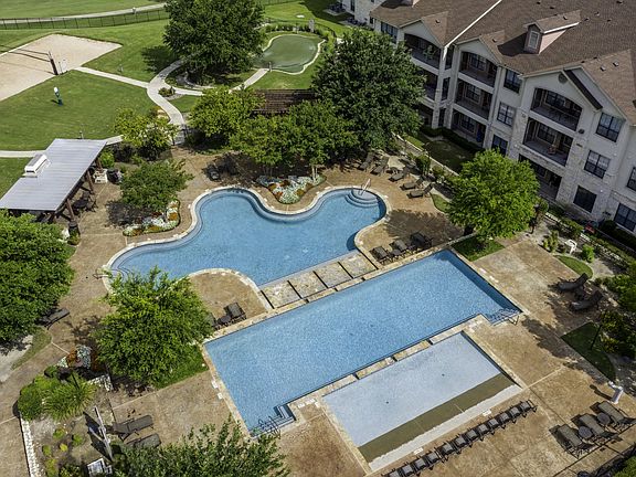 Pool, Volleyball and Putting Green