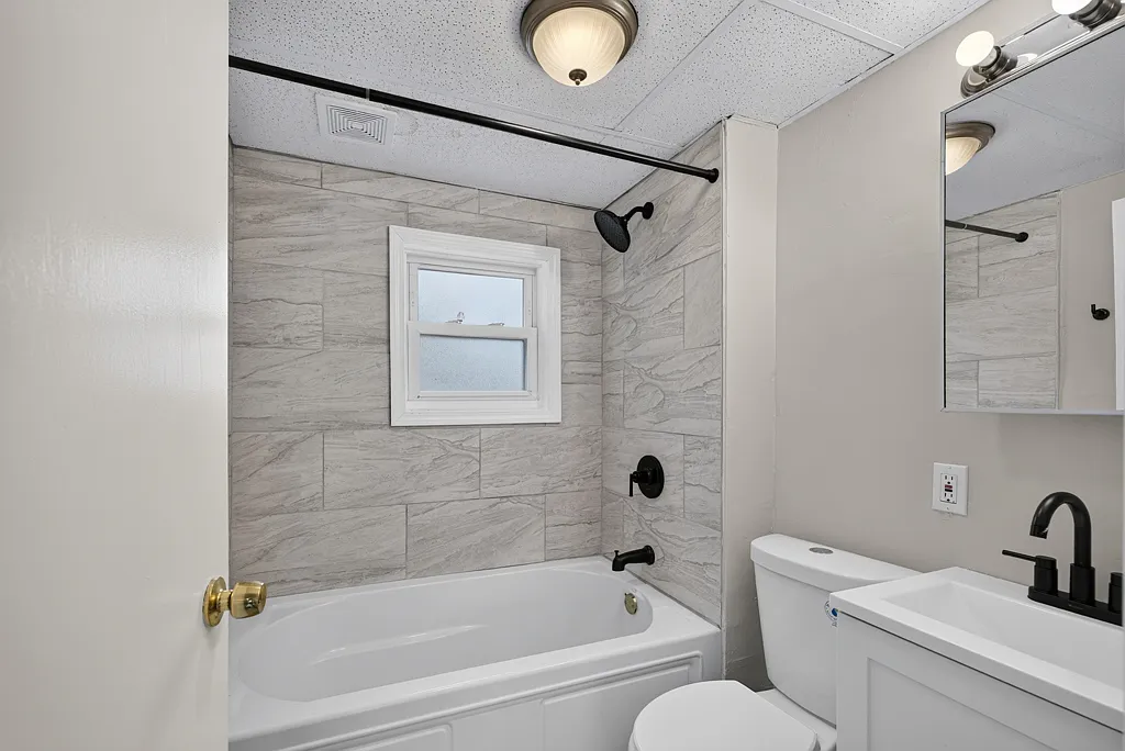 Spacious Multi-Family Upstairs Unit with Garage, Washer & Dryer — Photo 4