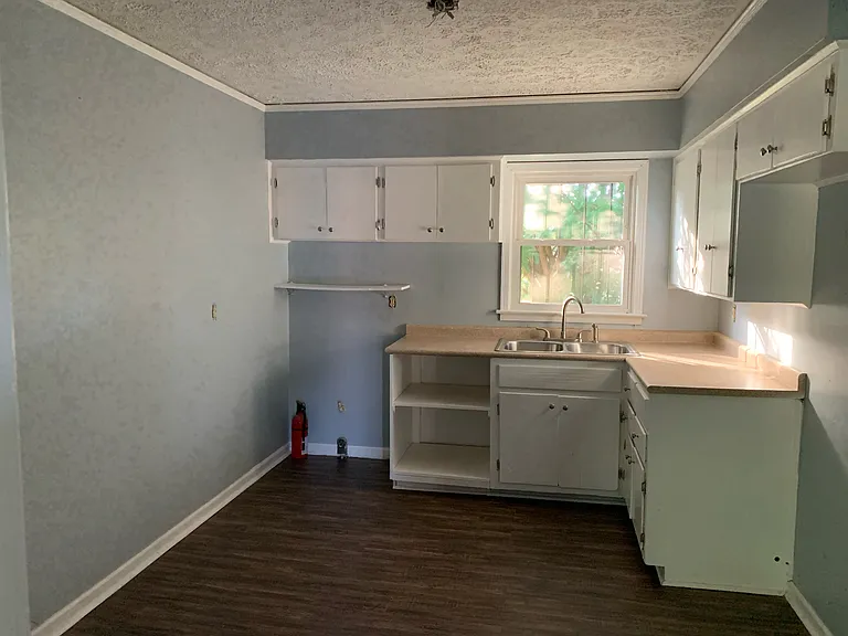 2107 Yarbrough Cir — Photo 4
