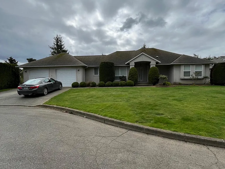 930 Robins Pl — Photo 2
