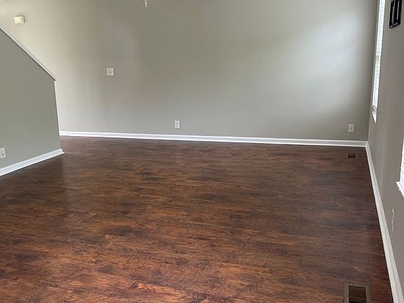 4th image of 617 Niagra Ln