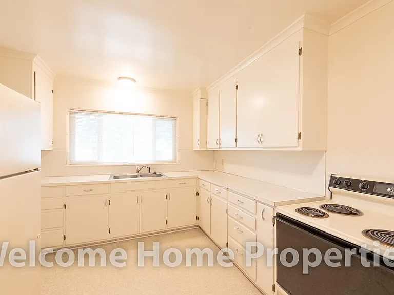 36 NE Ash Ave — Photo 10