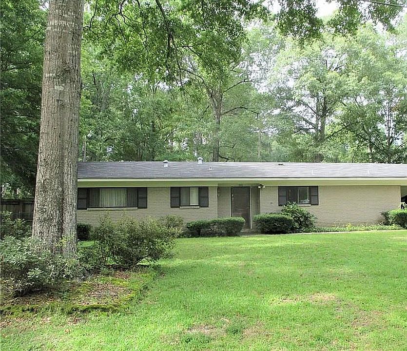 Spacious front yard 