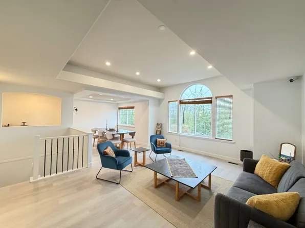 23797 105th Ave, Maple Ridge, BC V2W 1E1