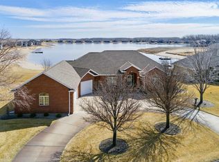 21938 Bayshore Dr, Columbus, NE 68601