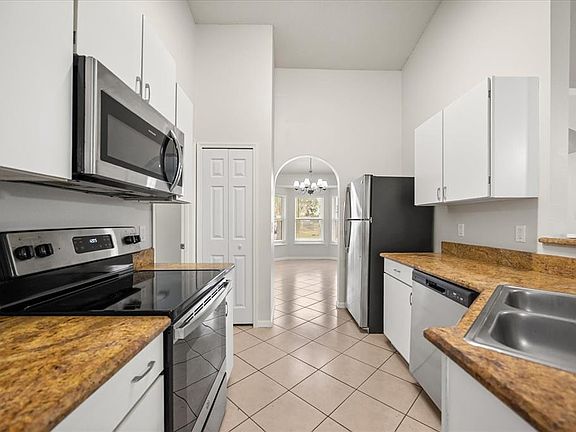 5th image of 829 ABBEVILLE COURT