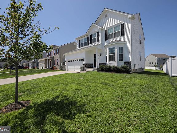 4th image of 8 Cayuga Way