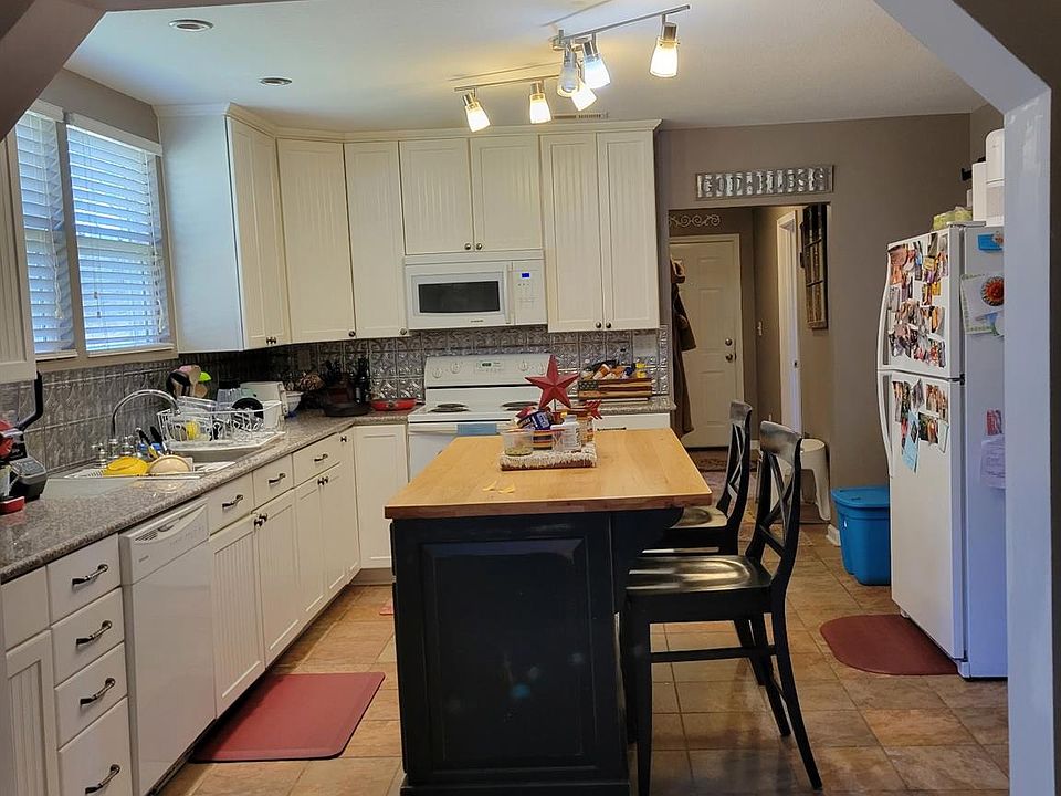 2nd image of 1001 Lake Houser Rd