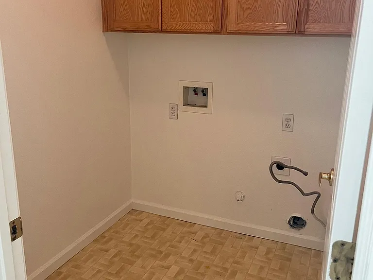 2357 Saint Augustine Dr — Photo 21