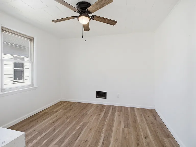 975 Washburn St — Photo 14