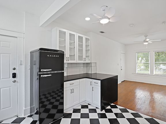 3rd image of 133 E Woodlawn Ave APT 4