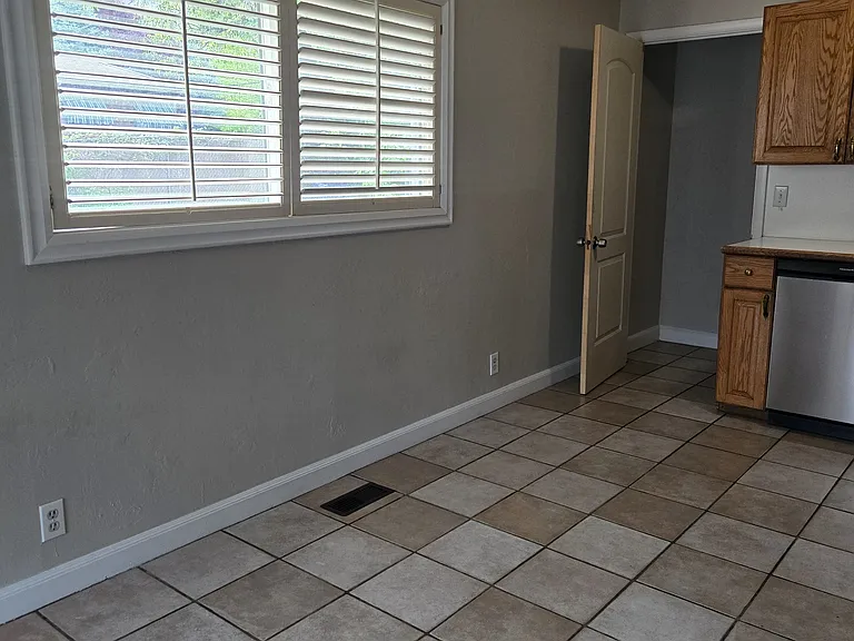 2564 E Wren Rd — Photo 5