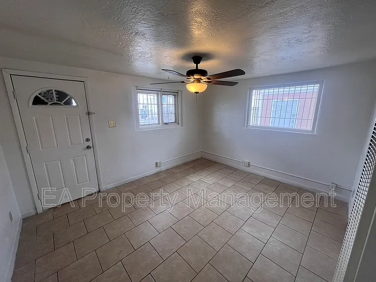 202 San Pablo St SE #B — Photo 3