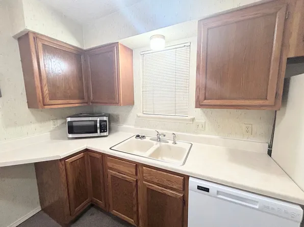 Eastgate 1701, 1701 E 24th Ave APT 8, Hutchinson, KS 67502