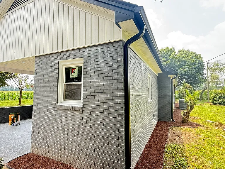 215 Newton Ln — Photo 11
