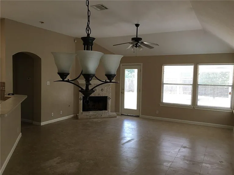 1105 Glendalough Dr — Photo 4