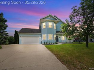 2360 Hickory Circle Dr, Howell, MI 48855