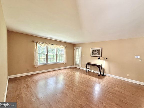 4th image of 303 Harwood Ct