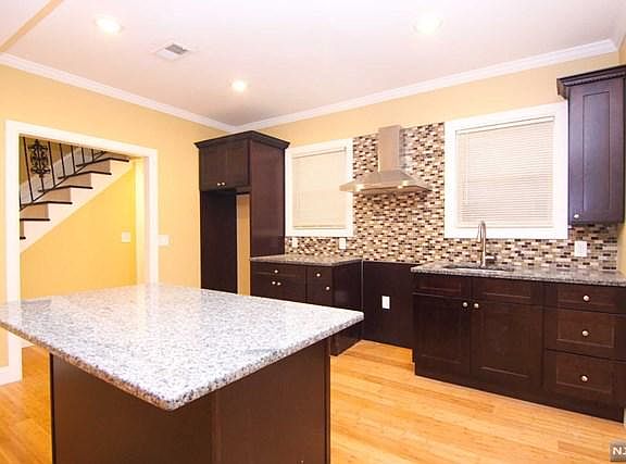 4th image of 307 Stuyvesant Ave