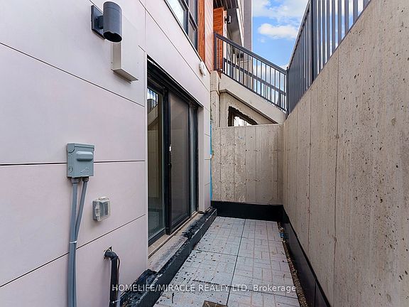 4th image of 5 Steckley House Ln #Townhouse 704