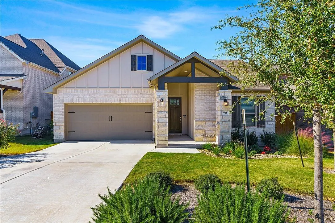 3 bed, 2.0 bath, 2052 sqft, $2,699 — Photo 1