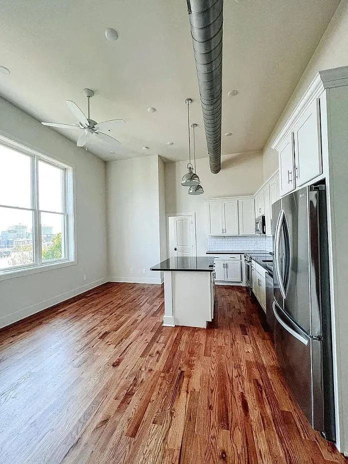 2 bed, 1000 sqft, $1,999 — Photo 1