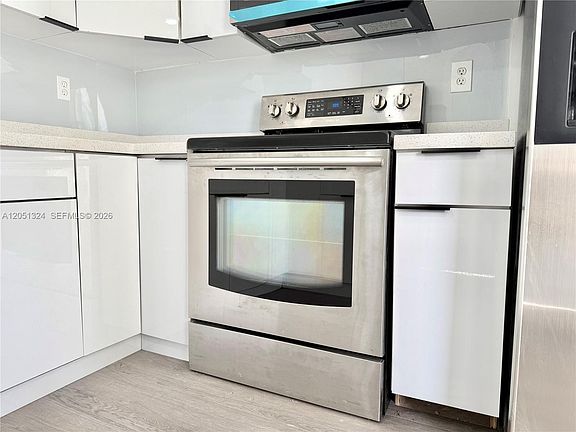 3rd image of 685 Park Dr