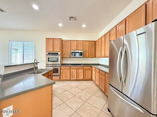 3 bed, 2.0 bath, 2368 sqft, $2,490 — Photo 3