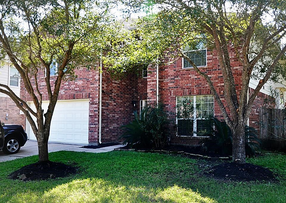 This 4 bedroom, 2.5 bath home in Westheimer Lakes North is i