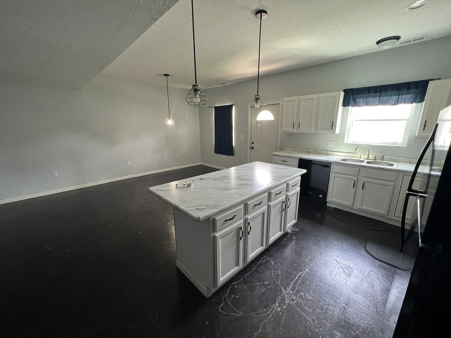 5 bed, 1844 sqft, $2,000 — Photo 2