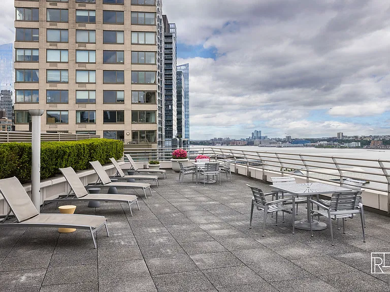 120 Riverside Blvd #7U — Photo 18