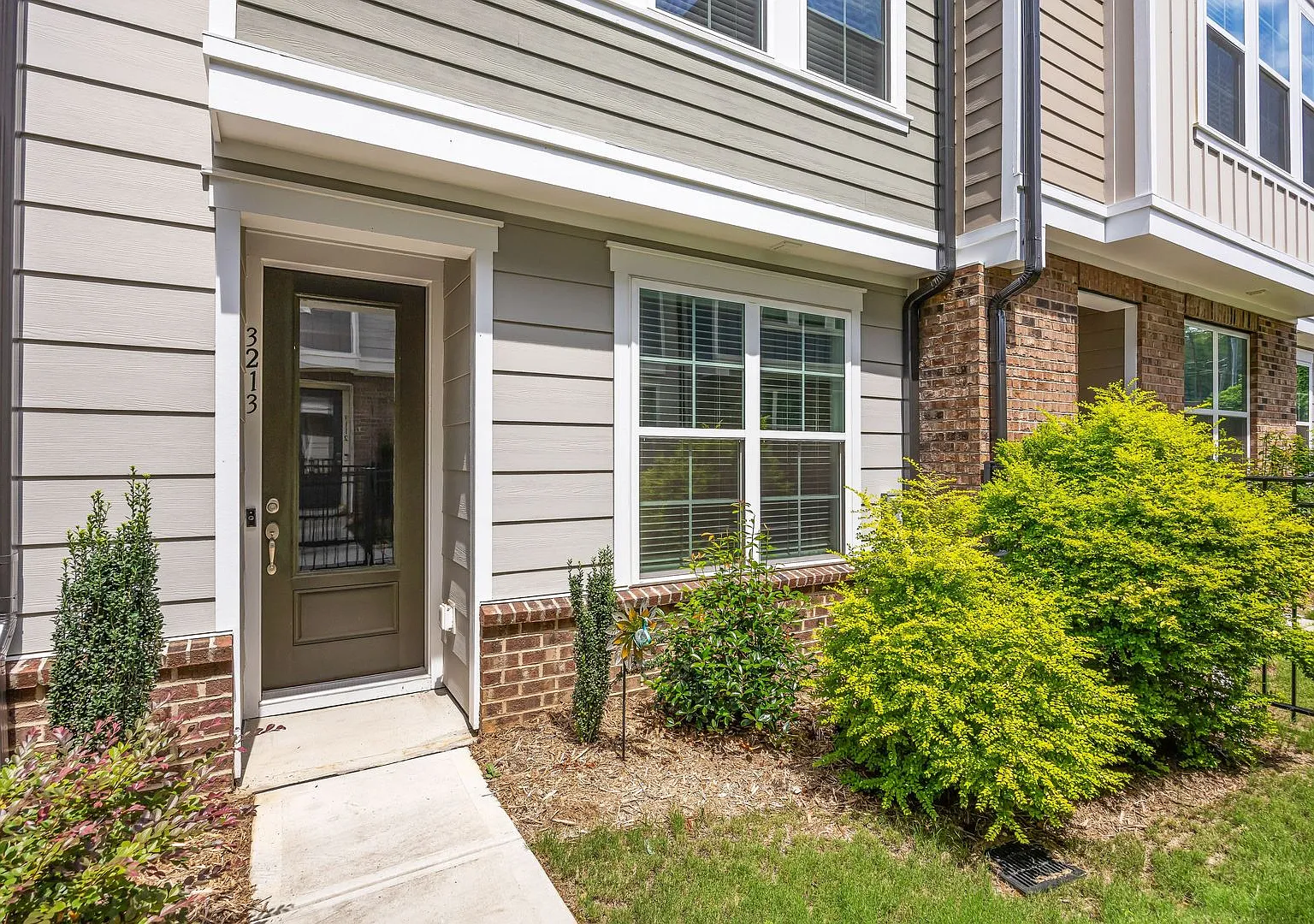 Like New Townhome Ready for Immediate Move-In Oakhurst — Photo 1