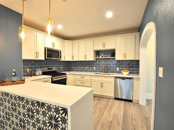 3rd image of 807 S Windomere Ave