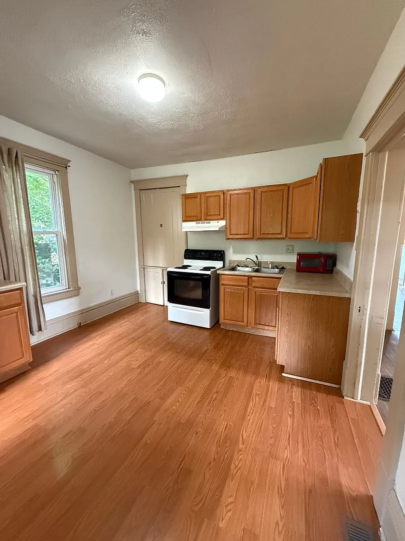 South Park Rental - $900/mo — Photo 3