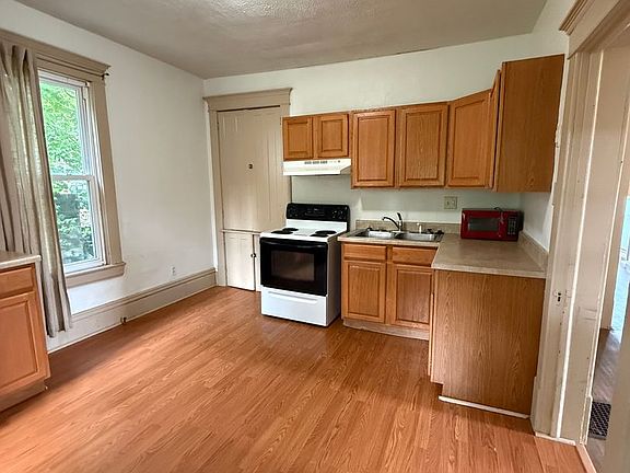 3rd image of 200 Gordon St