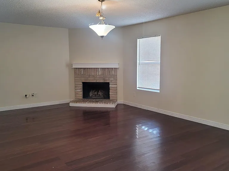 933 Medina Dr — Photo 7