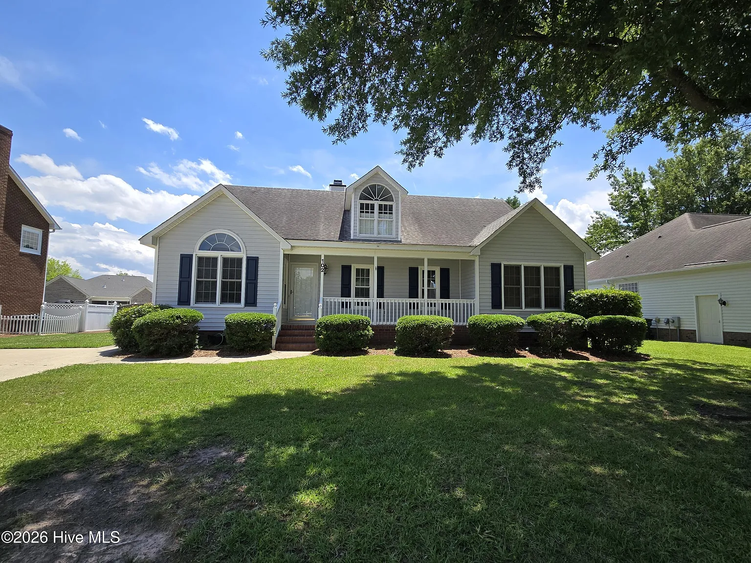 4 bed, 2.0 bath, 2406 sqft, $2,500 — Photo 1