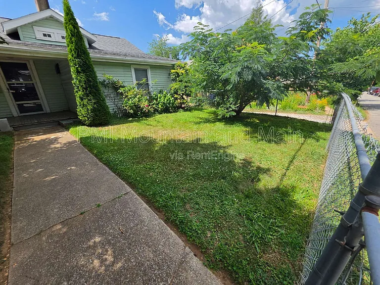 161 Logan Ave — Photo 2
