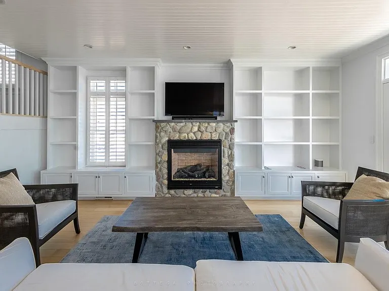 2123 Fairfield Beach Rd — Photo 2