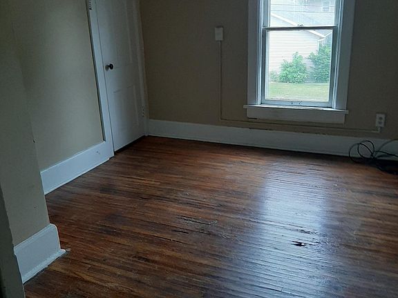 3rd image of 1202 E Madison St