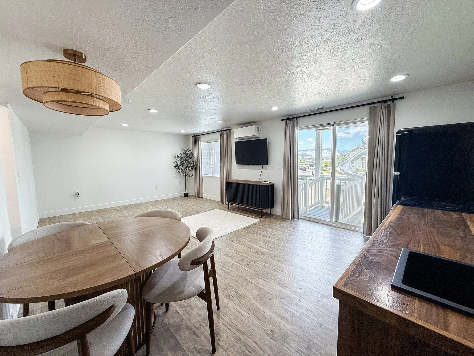 Studio Basement Apartment — Photo 1