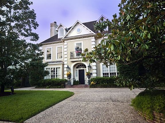 Circular drive, good parking