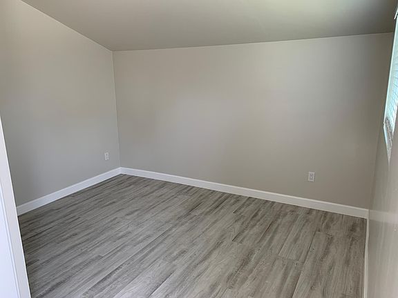 5th image of 2600 Holly Ave