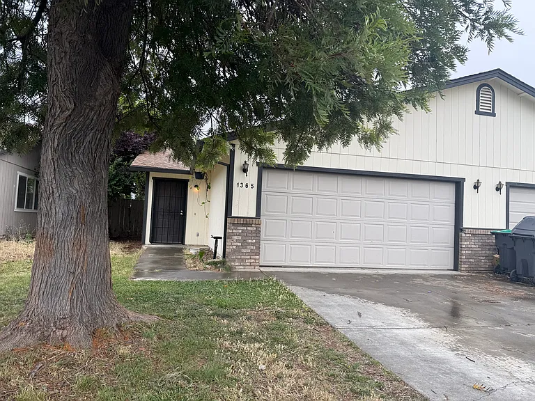 1365 Howard Ct — Photo 1