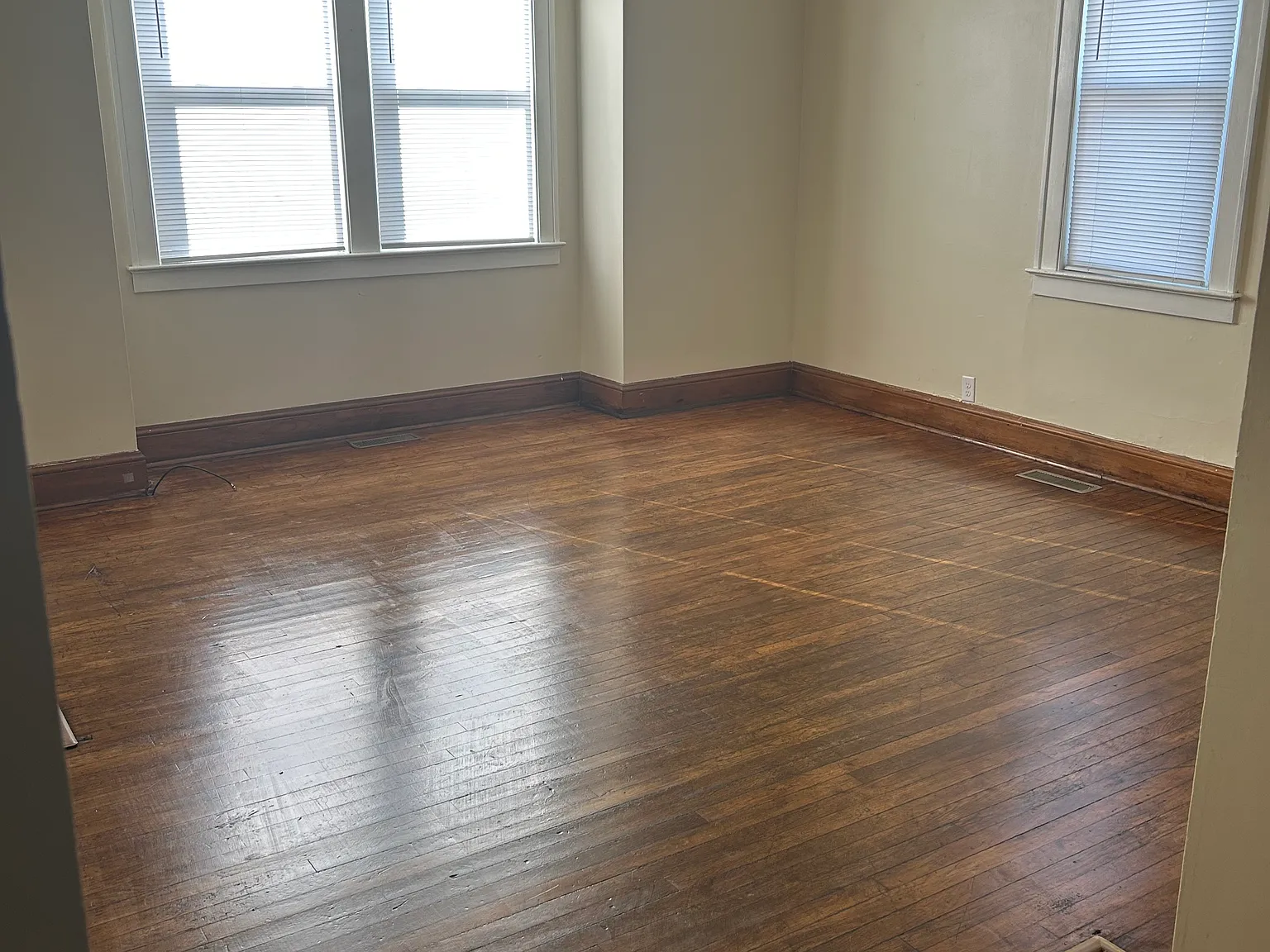 3 bed, 1.5 bath, 1160 sqft, $1,050 — Photo 2