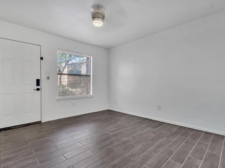 1624 Aquarena Springs Dr #G151 — Photo 2