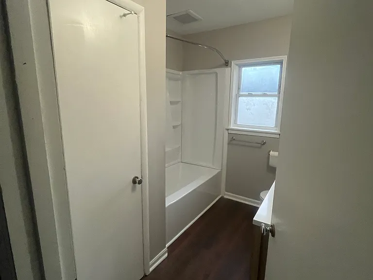 138 E 6th St #138/140 — Photo 13
